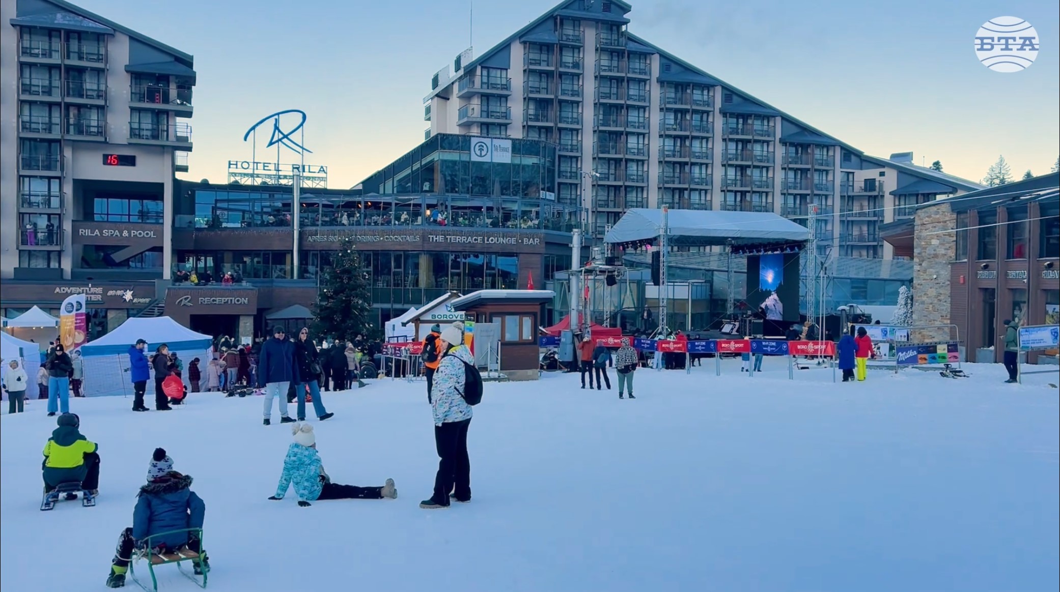 Със светлинно и факелно шоу, музикална програма и забавления за най-малките бе открит зимният сезон в Боровец
