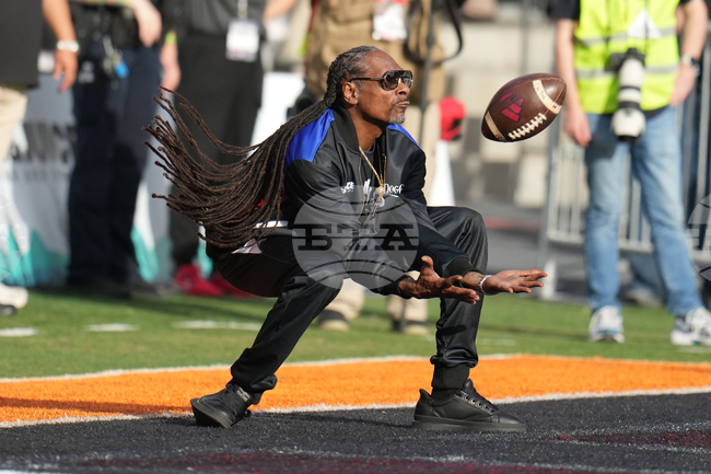 APTOPIX Snoop Dogg Arizona Bowl Football