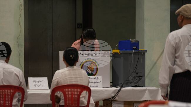 Секциите за гласуване в Мианма отвориха врати за първите от пет години избори