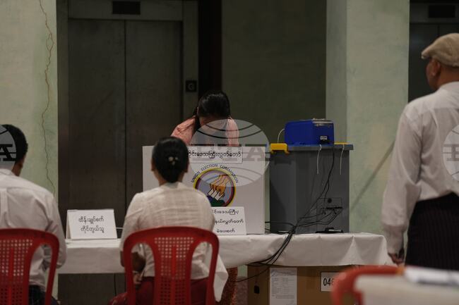 Секциите за гласуване в Мианма отвориха врати за първите от пет години избори