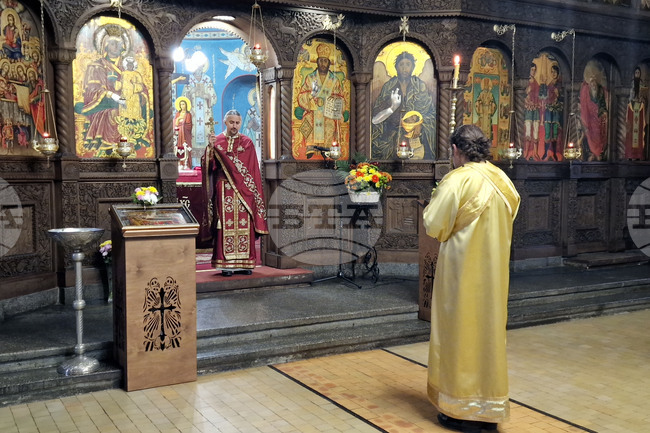 Търговище - храм „Св. Успение Богородично“ - неделна служба и проповед