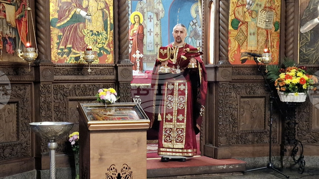 Божието благословение и милост да бъдат върху всички ни, пожела отец Анатоли Тодоров в черквата „Св. Успение Богородично“ в Търговище