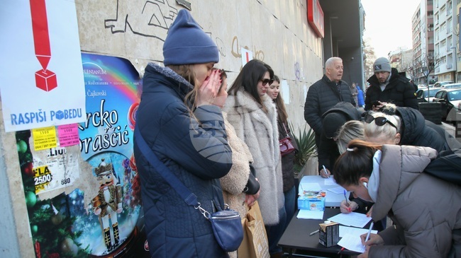 Хиляди в Сърбия се подписват в подписка за свикване на предсрочни парламентарни избори 