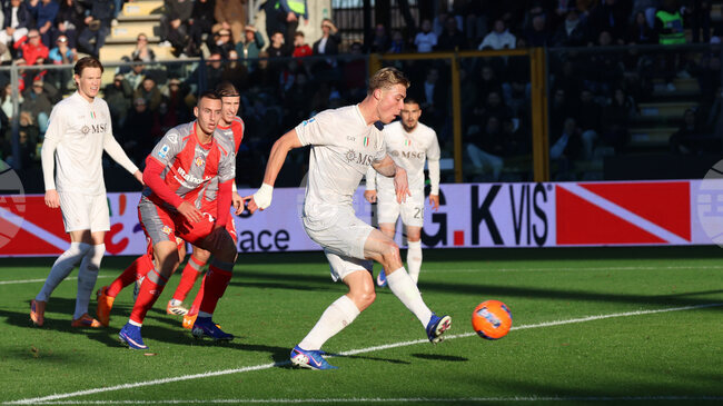 Наполи победи Кремонезе в Серия А с два гола на Расмус Хойлунд