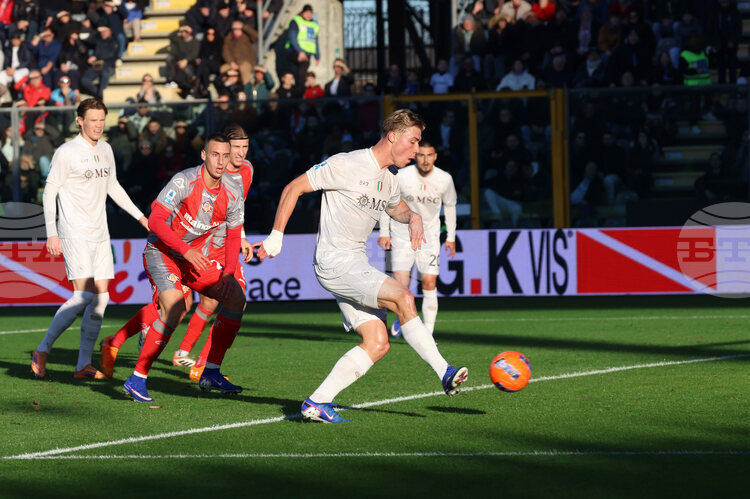 Отборът на Наполи се наложи над Кремонезе с 2 0 в