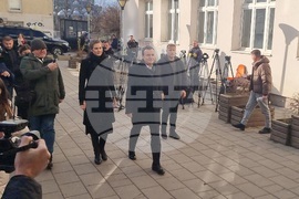 Косово - парламентарни избори - официални лица - гласуване