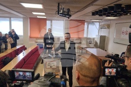 Косово - парламентарни избори - официални лица - гласуване