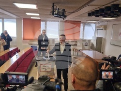 Косово - парламентарни избори - официални лица - гласуване