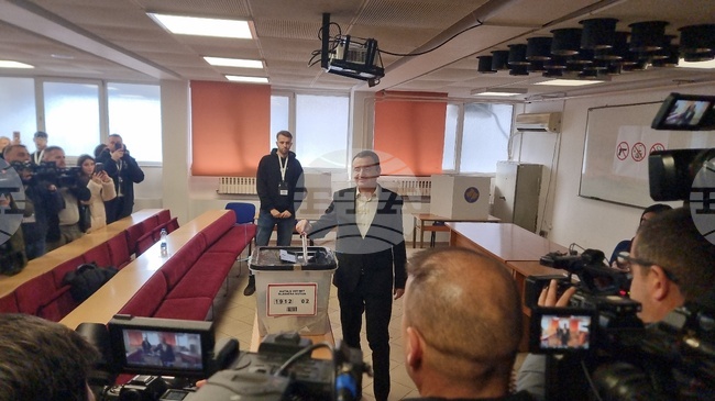 Партията на премиера на Косово Албин Курти Движение "Самоопределение" получава 45 процента подкрепа, показва първи екзитпол след парламентарните избори 