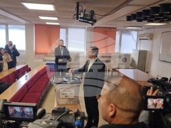 Косово - парламентарни избори - официални лица - гласуване