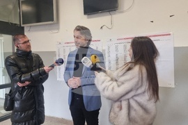 Косово - парламентарни избори - официални лица - гласуване