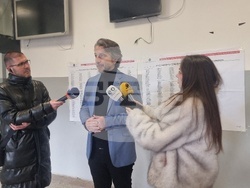 Косово - парламентарни избори - официални лица - гласуване