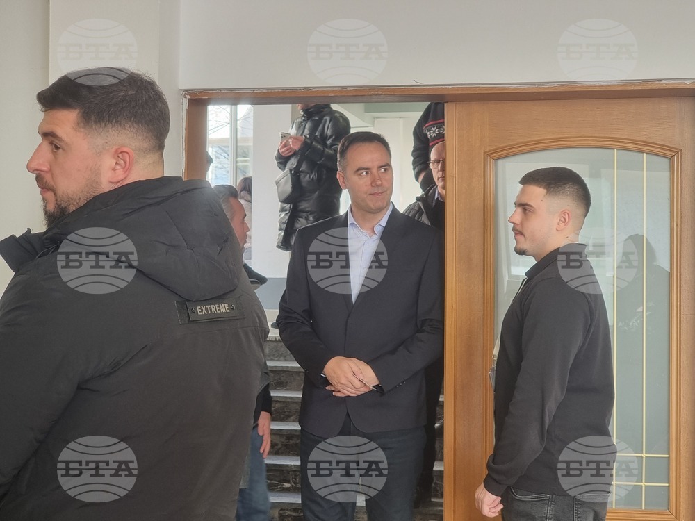 Косово - парламентарни избори - официални лица - гласуване