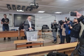 Косово - парламентарни избори - официални лица - гласуване