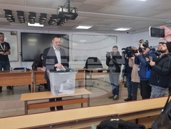 Косово - парламентарни избори - официални лица - гласуване