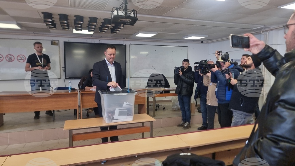 Косово - парламентарни избори - официални лица - гласуване