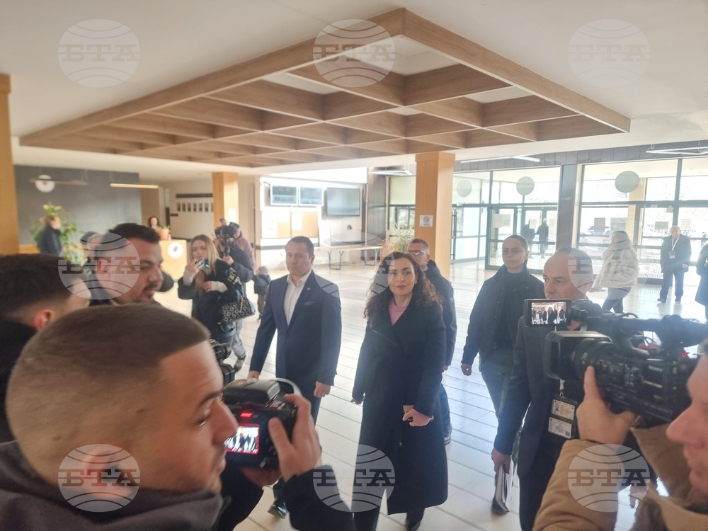 Косово - парламентарни избори - официални лица - гласуване