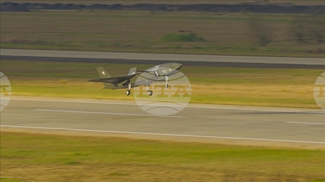 Два турски безпилотни изтребителя "Къзълелма" извършиха автономен полет в близка формация за първи път в света