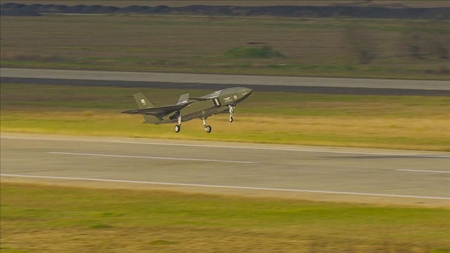 Два турски безпилотни изтребителя "Байрактар Къзълелма" извършиха автономен полет в близка формация за първи път в света