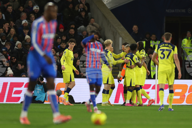 CORRECTION Britain Premier League Soccer