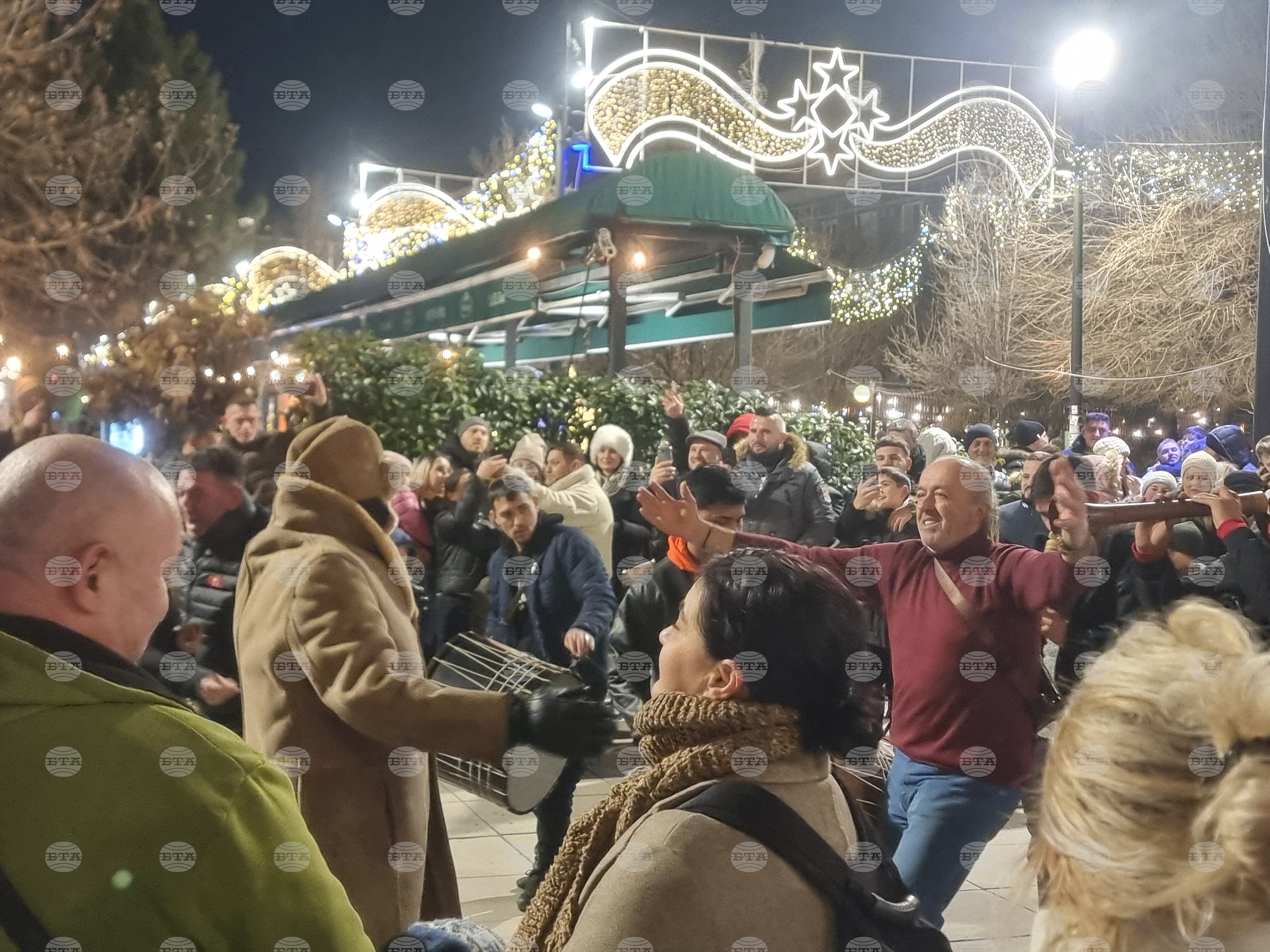 Десетки привърженици на управляващата партия в Косово на премиера Курти празнуват в центъра на Прищина под звуците на зурни и тъпани