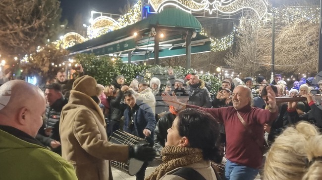 Десетки привърженици на управляващата партия в Косово на премиера Курти празнуват в центъра на Прищина под звуците на зурни и тъпани