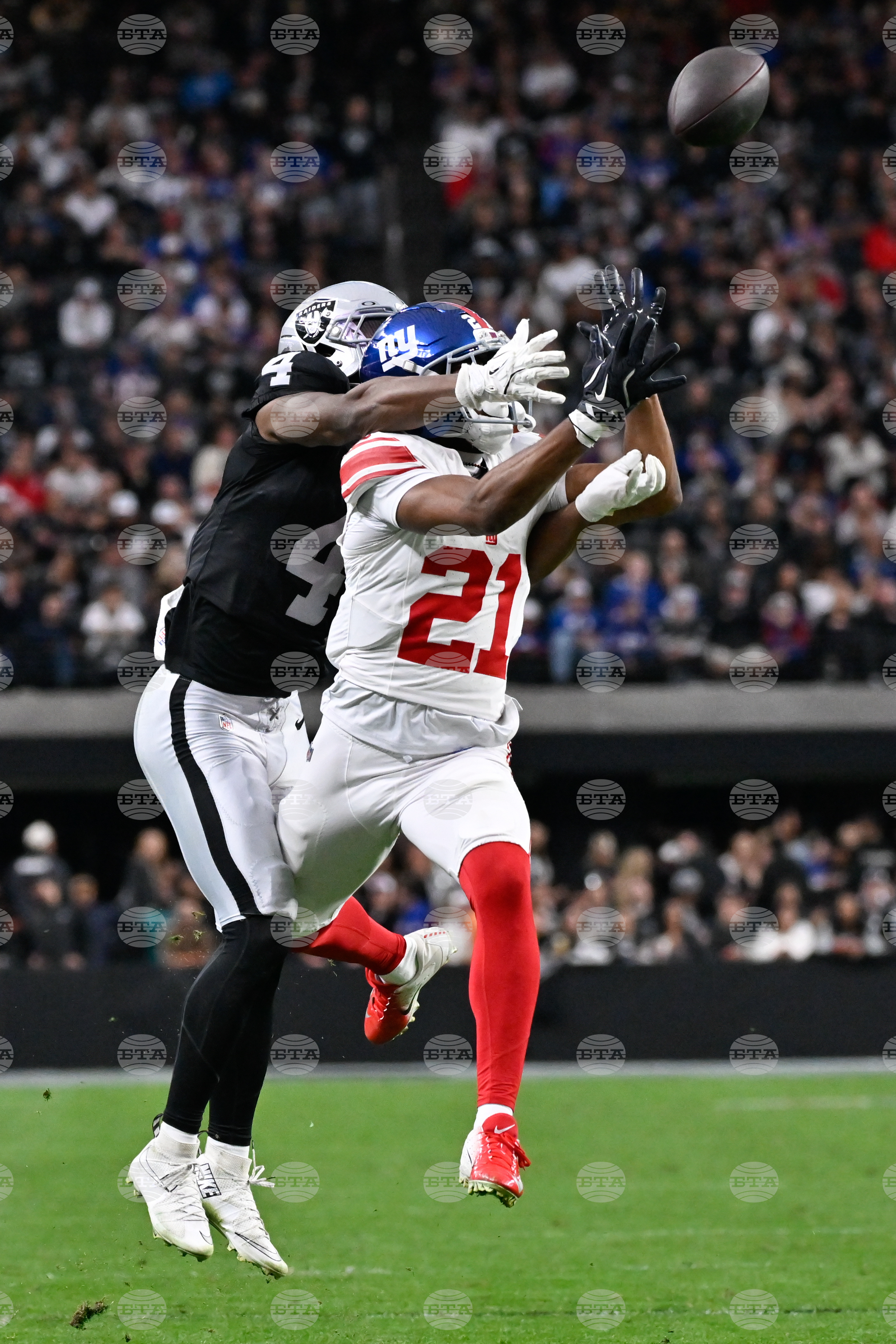 APTOPIX Giants Raiders Football