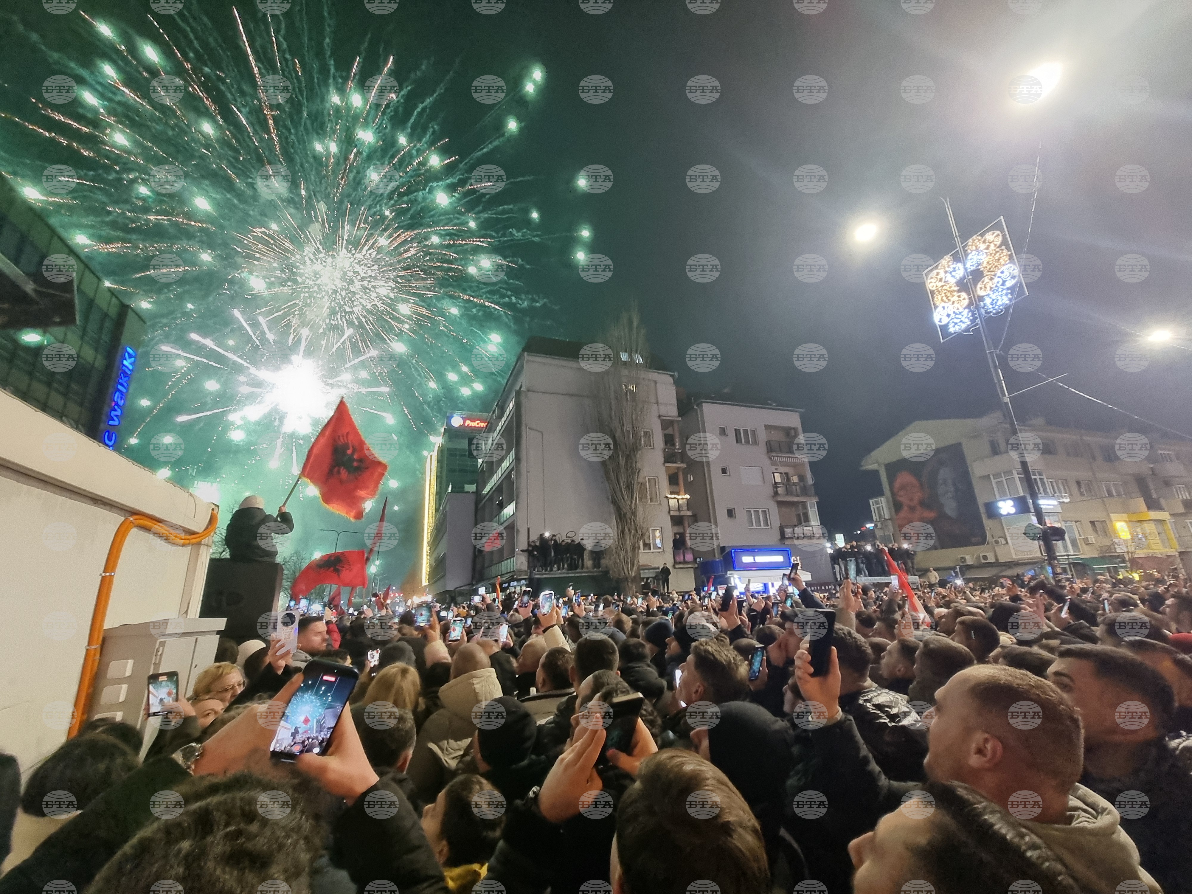 Албин Курти обяви победа за партията си Движение "Самоопределение" пред стотици ликуващи привърженици в центъра на Прищина