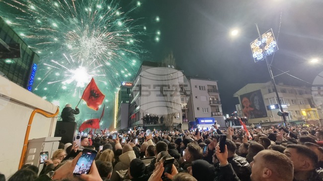 Албин Курти обяви победа за партията си Движение "Самоопределение" пред стотици ликуващи привърженици в центъра на Прищина