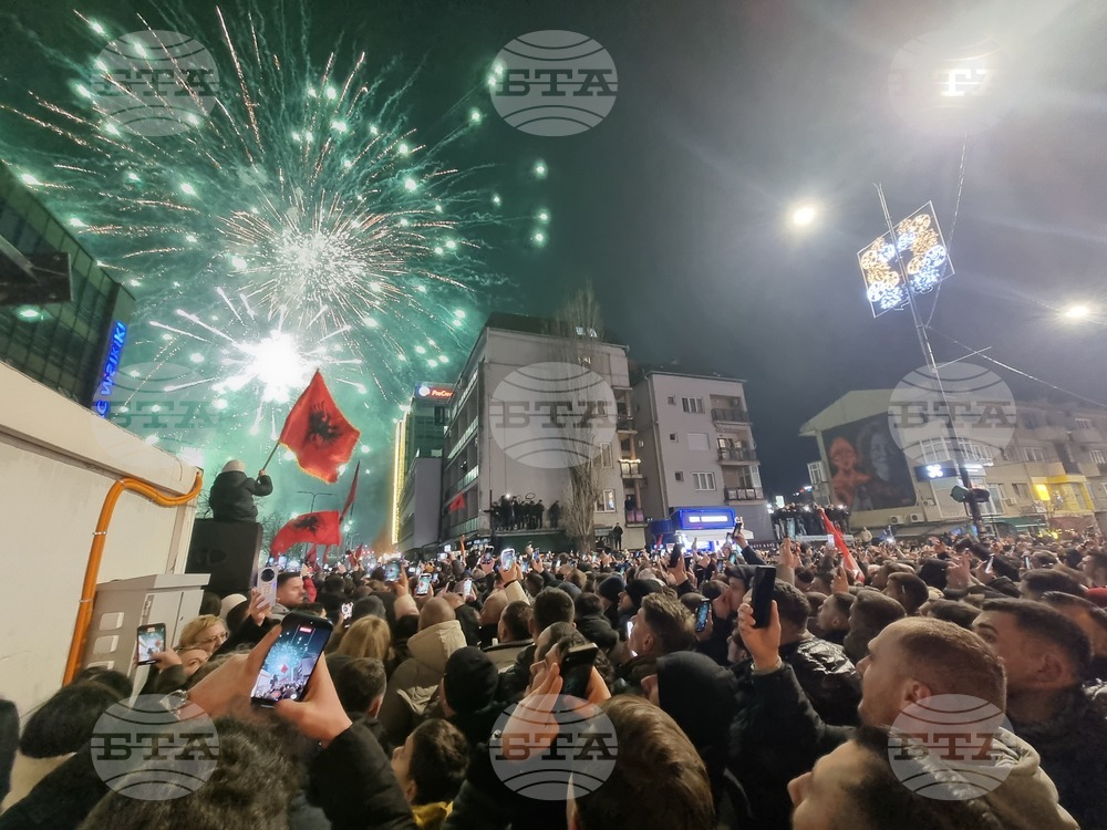 Албин Курти обяви победа за партията си Движение "Самоопределение" пред стотици ликуващи привърженици в центъра на Прищина