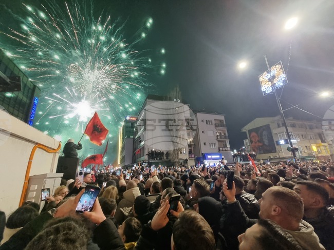 Албин Курти обяви победа за партията си Движение "Самоопределение" пред стотици ликуващи привърженици в центъра на Прищина