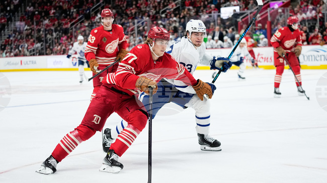 Детройт победи Торонто и се изравни с Каролина на върха в Източната конференция на НХЛ