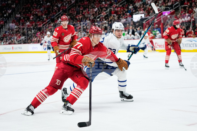 Детройт победи Торонто и се изравни с Каролина на върха в Източната конференция на НХЛ