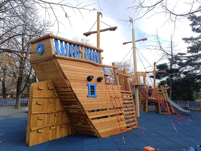 Община Сливен: Приключи ремонтът на детската площадка в парк „Юнак“