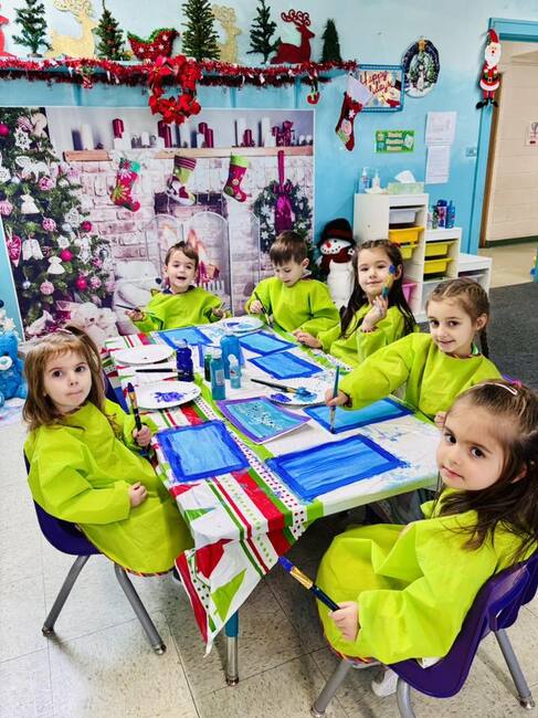 Ателие за изработка на коледни картички беше организирано в Българската детска градина „Синьото мече“ в Чикаго