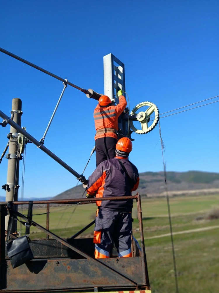 Възстановено е движението на влакове между гарите Гурково и Твърдица от Подбалканската железопътна линия, спряно заради повреда