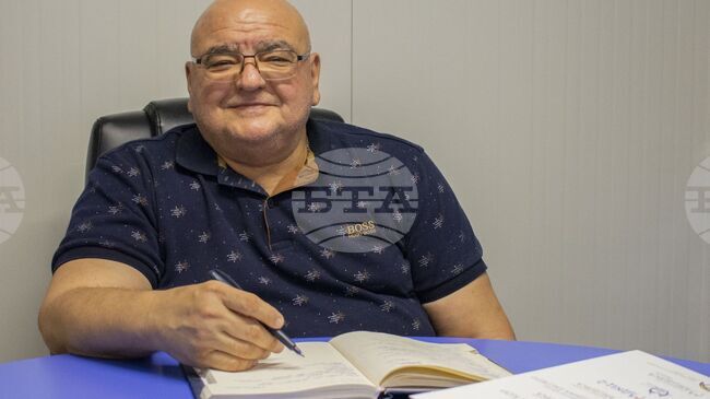 Починал е основателят на лечебни заведения "Медика" в Русе проф. д-р Кирил Панайотов