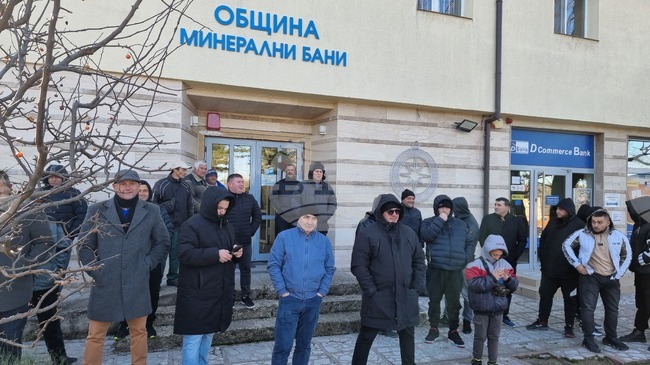 Контрапротест в Минерални бани застана в защита на кмета Мюмюн Искендер и вдигането на такса "Битови отпадъци" в общината