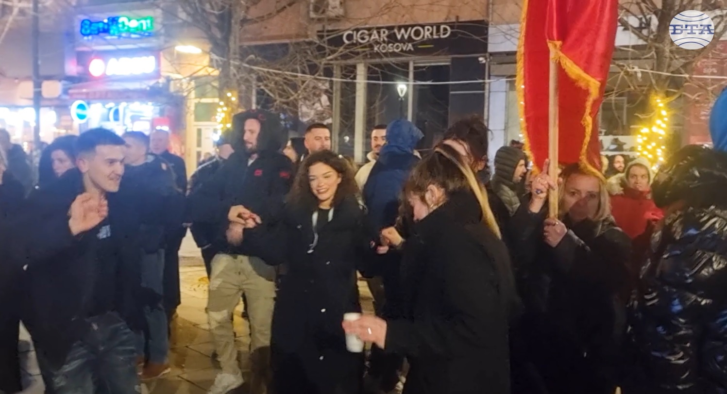 Албин Курти обяви победа за партията си Движение „Самоопределение“ пред стотици ликуващи привърженици в центъра на Прищина