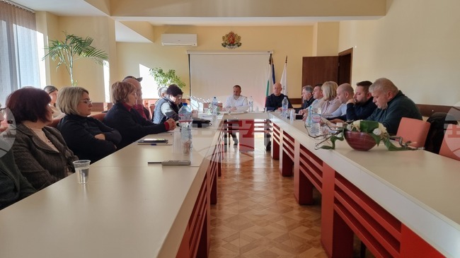 Общинският съвет в Минерални бани гласува увеличение на такса "Битови отпадъци" за 2026 г. на фона на протест и контрапротест 