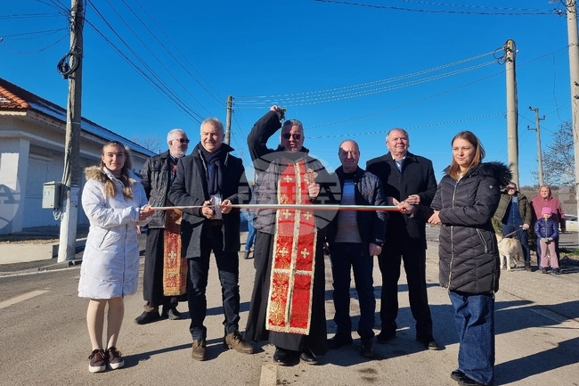 Обновеният път от Монтана до село Долно Белогтинци бе открит с церемония в село Николово