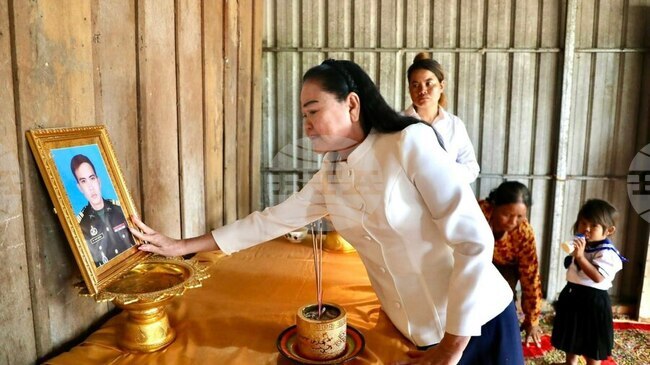 АКП: Председателката на Камбоджанския Червения кръст почете офицера, убит при военните сблъсъци с Тайланд 