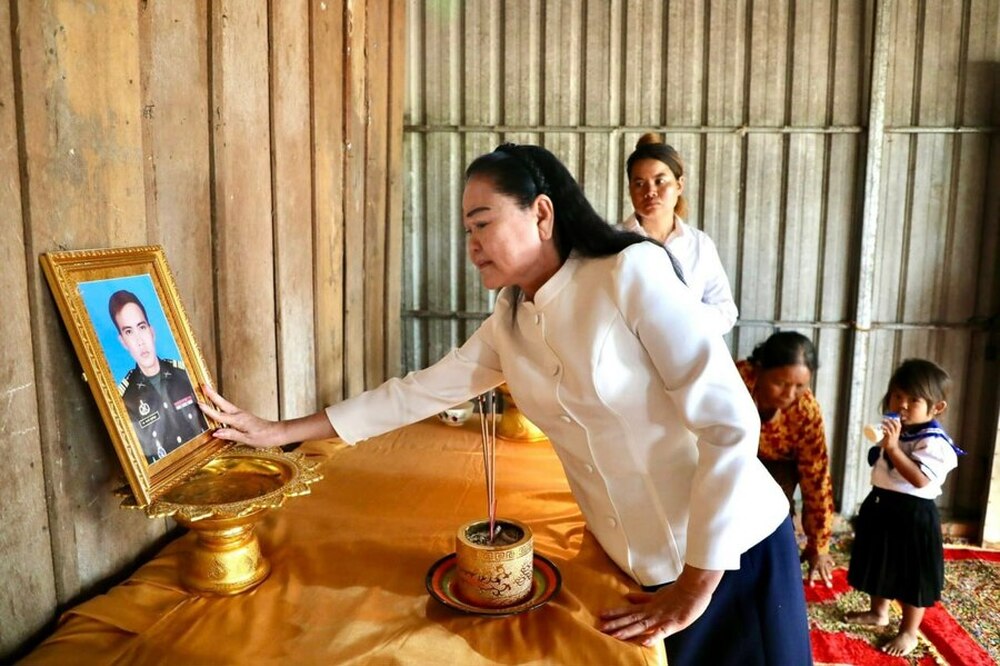 АКП: Председателката на Камбоджанския Червен кръст почете офицера, убит при военните сблъсъци с Тайланд 