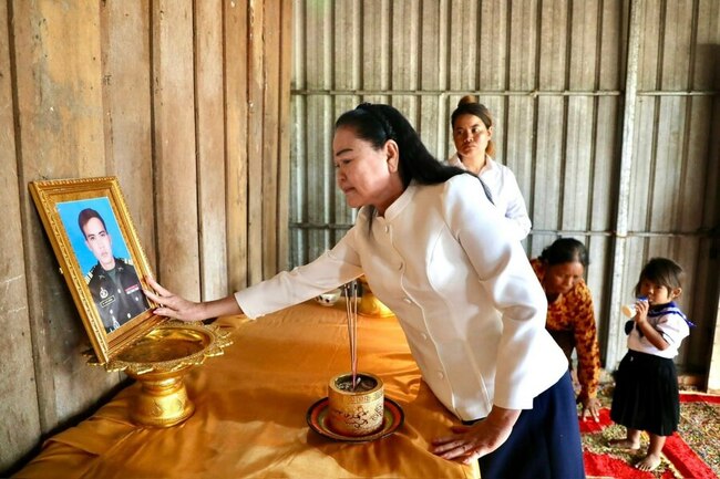 АКП: Председателката на Камбоджанския Червен кръст почете офицера, убит при военните сблъсъци с Тайланд 