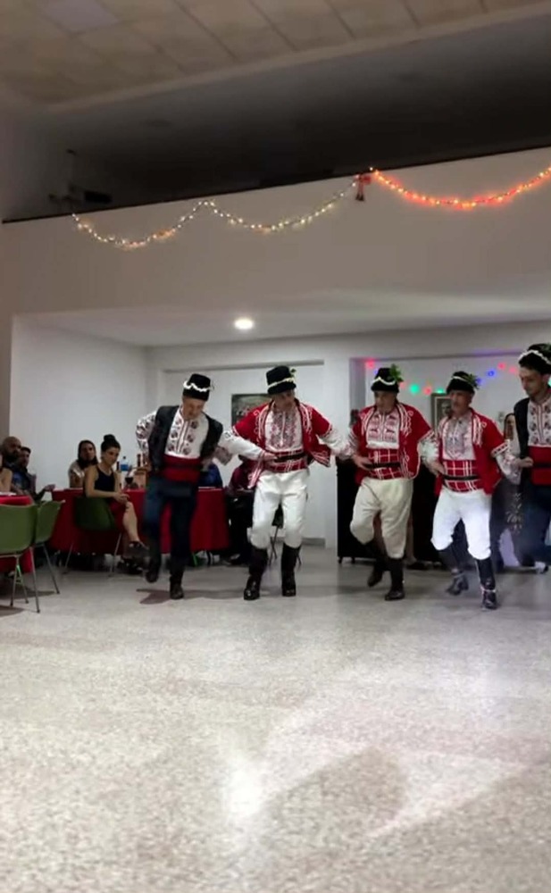 Танцьори от Българския фолклорен ансамбъл „Седянка“ в аржентинския град Берисо пресъздадоха за първи път в Аржентина обичая „Коледуване“