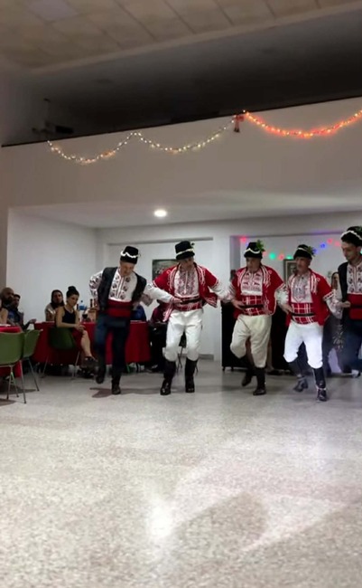 Танцьори от Българския фолклорен ансамбъл „Седянка“ в аржентинския град Берисо пресъздадоха за първи път в Аржентина обичая „Коледуване“