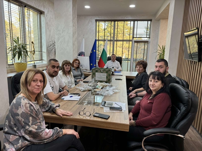 Коледният благотворителен базар в Павел баня събра над 14 хиляди лева за закупуването на линейка за местния Спешен център