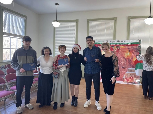 Четирима ученици от училище „Св. св. Кирил и Методий“ в Кейп Код, САЩ, получиха сертификати за владеене на български език като чужд