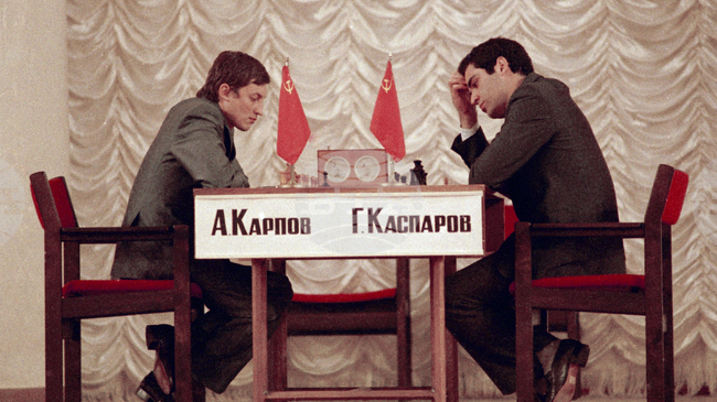 В последния ден на 1990 г. Гари Каспаров защитава световната си титла по шахмат след победа над претендента за короната Анатолий Карпов