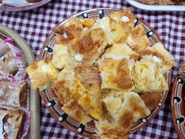 Ученици от Българския образователен център „Медиа“ в Украйна приготвиха баница с късмети